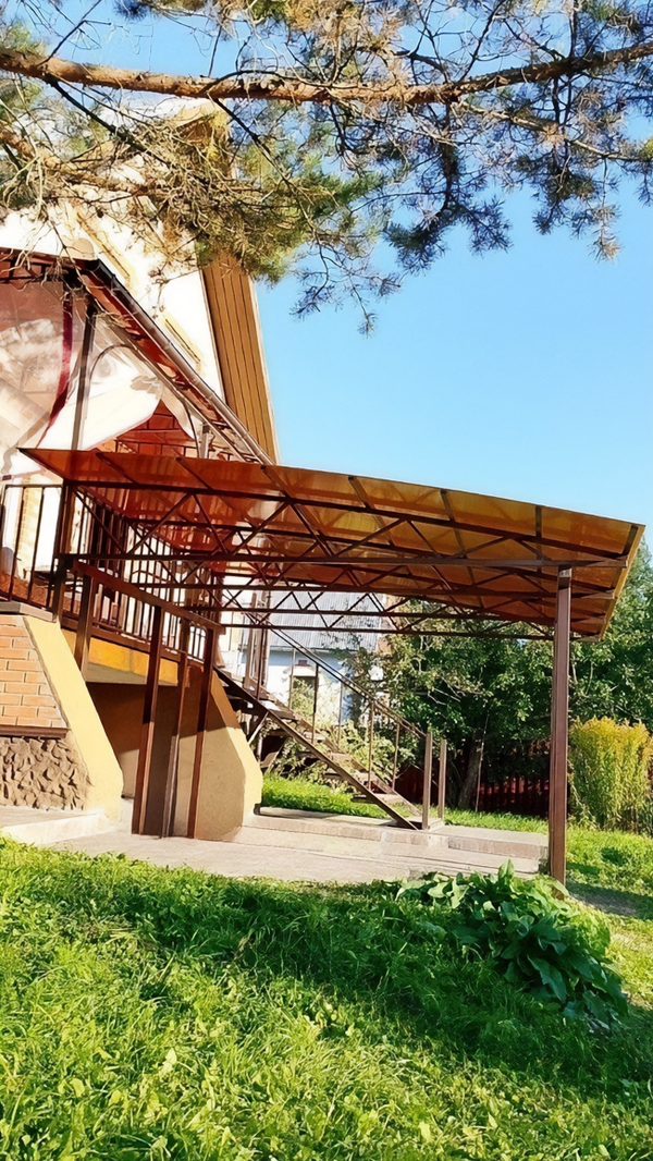 Навес для дачи полуарочной кровлей покрытой поликарбонатом Навес для дачи полуарочной кровлей покрытой поликарбонатом