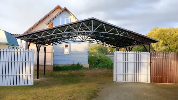 Двускатный автонавес во двор частного дома, профлист Двускатный автонавес во двор частного дома, профлист