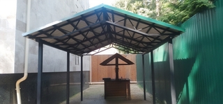 Навес двускатный с зеленым профнастилом для загородного дома Навес двускатный с зеленым профнастилом для загородного дома