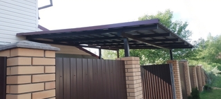 Односкатный навес-пристрой к дому из профлиста Односкатный навес-пристрой к дому из профлиста