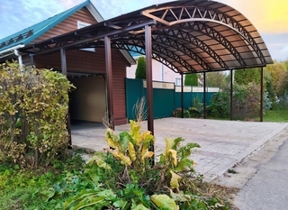 Арочный навес с поликарбонатом для стоянки авто в загородном доме Арочный навес с поликарбонатом для стоянки авто в загородном доме